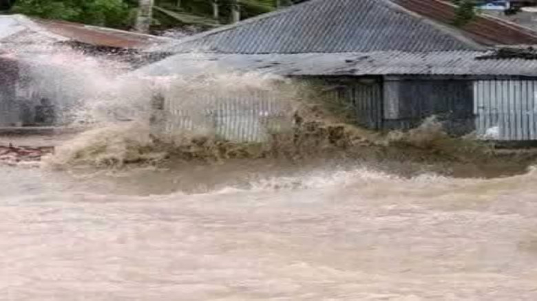 মনপুরায় চলছে ঘূর্নিঝড় শক্তির তান্ডব ক্ষয়ক্ষতি হচ্ছে অসংখ্য প