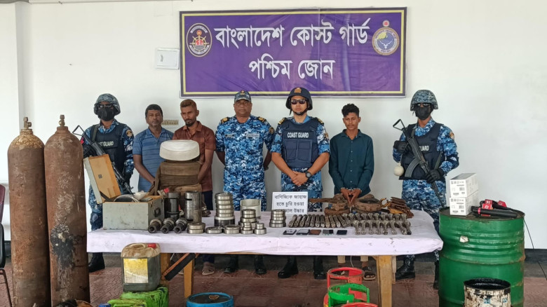 মোংলায় বাণিজ্যিক জাহাজের লুট হওয়া মালামাল উদ্ধার, আটক-৩