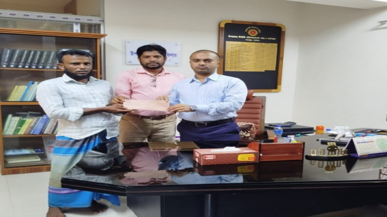 নিহত ওমর এর পরিবারকে নগদ অর্থসহায়তা কোস্ট ফাউন্ডেশন
