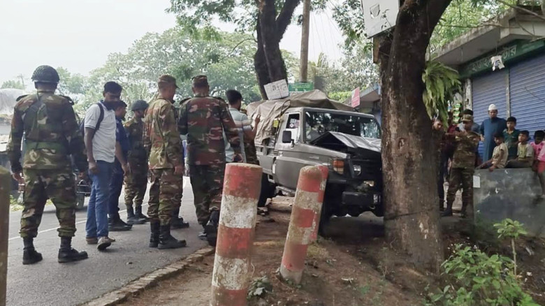 সাতক্ষীরায় সড়ক দুর্ঘটনায় ৫ সেনাসদস্য আহত
