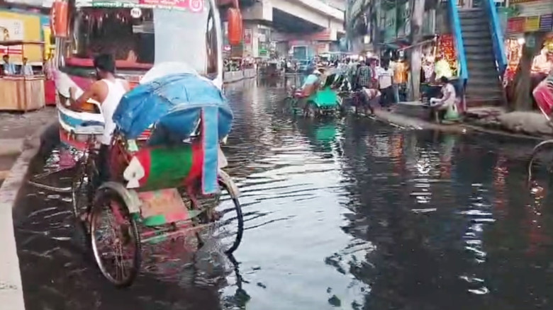 গাজীপুর চৌরাস্তা এলাকায় জলাবদ্ধতা ও সাধারণ জনগণের দুর্ভোগ: