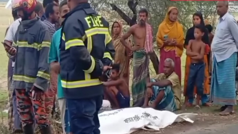 খুলনার বটিয়াঘাটা চালনা - খুলনা সড়কে ট্রাক ও আলমসাধু সংঘর্ষে 