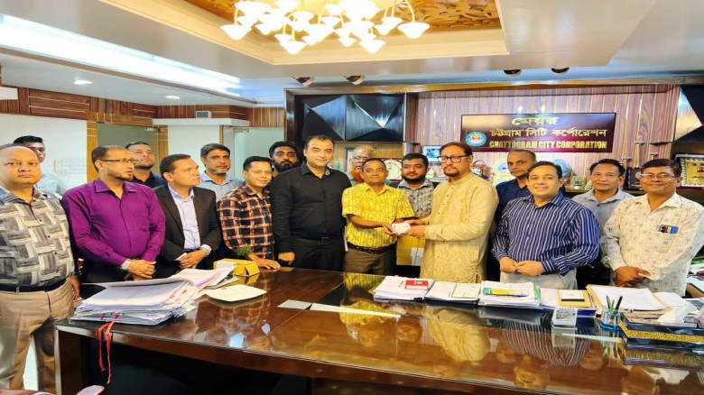 টিসিবির পণ্য বিক্রয়ের  কার্ড বিতরণ কার্যক্রমের  উদ্বোধন করলেন মেয়র ডা. শাহাদাত