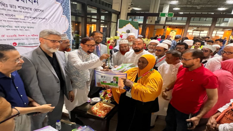 মদিনার পথে চট্টগ্রামের প্রথম হজ ফ্লাইট হজযাত্রীদের মাঝে ঔষধ 