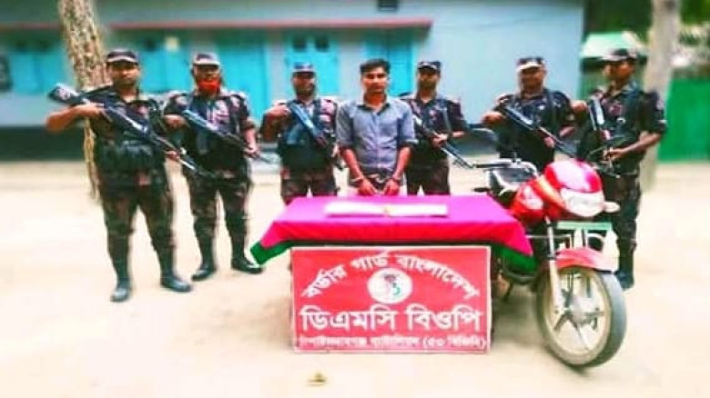 নড়াইলের কালিয়ায় সেনা-পুলিশের সফল অভিযানে পিস্তল ও দেশীয় অস্ত্র তিনজন গ্রেফতার