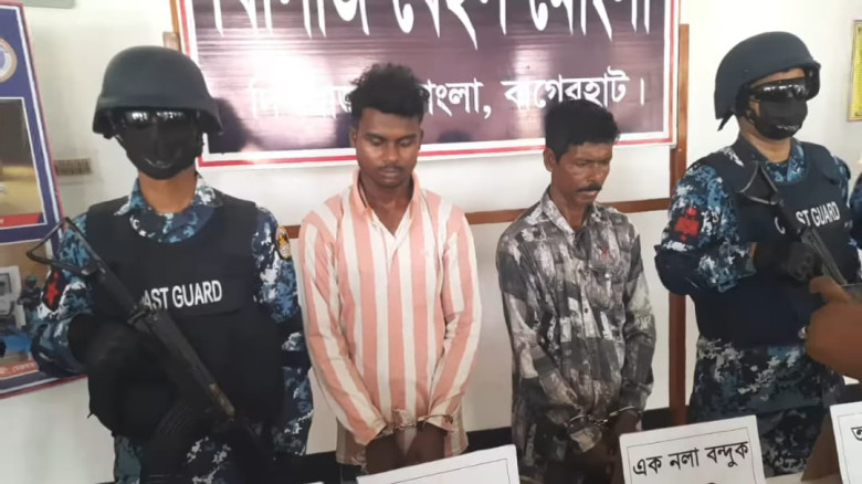 সুন্দরবনে অস্ত্র ও গোলাবারুদ'সহ করিম শরীফ বাহিনীর ২ সহযোগী আ