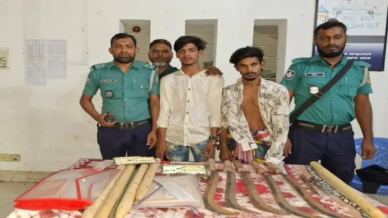 টঙ্গীতে মহাসড়কে সক্রিয় ছিনতাইকারী চক্রের ২ সদস্য গ্রেফতার উদ্ধার দেশীয় অস্ত্র ও চারটি মোটরসাইকেল