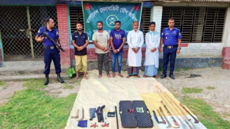 নড়াইলের কালিয়ায় মসজিদের ইমামকে মারধরের ঘটনায় সংঘর্ষ, অস্ত্রসহ আটক ৫