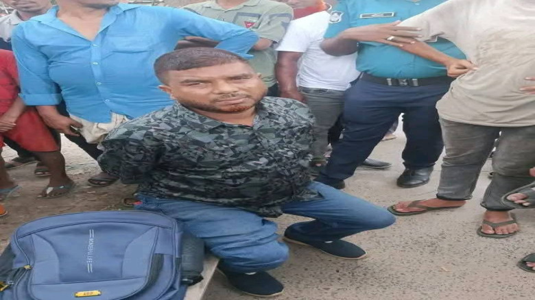 খুলনায় লবণচরা থানার চেকপোস্টে ৫ লক্ষ্য জাল টাকা উদ্ধার আটক 