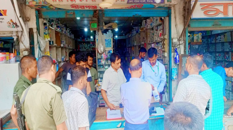 মেয়াদ উত্তীর্ণ ঔষধ রাখার অভিযোগে বীরগঞ্জে ৪টি ফার্মেসীতে ভ্